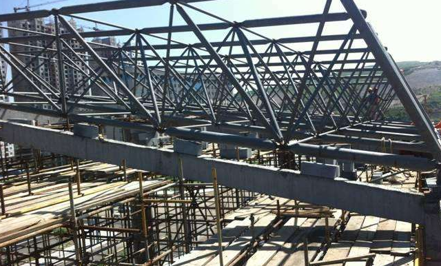 本溪简述网架公司的黑色压型钢板的吊装步履